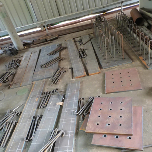 有哪些其他因素会影响塔城预埋件位置的确定？